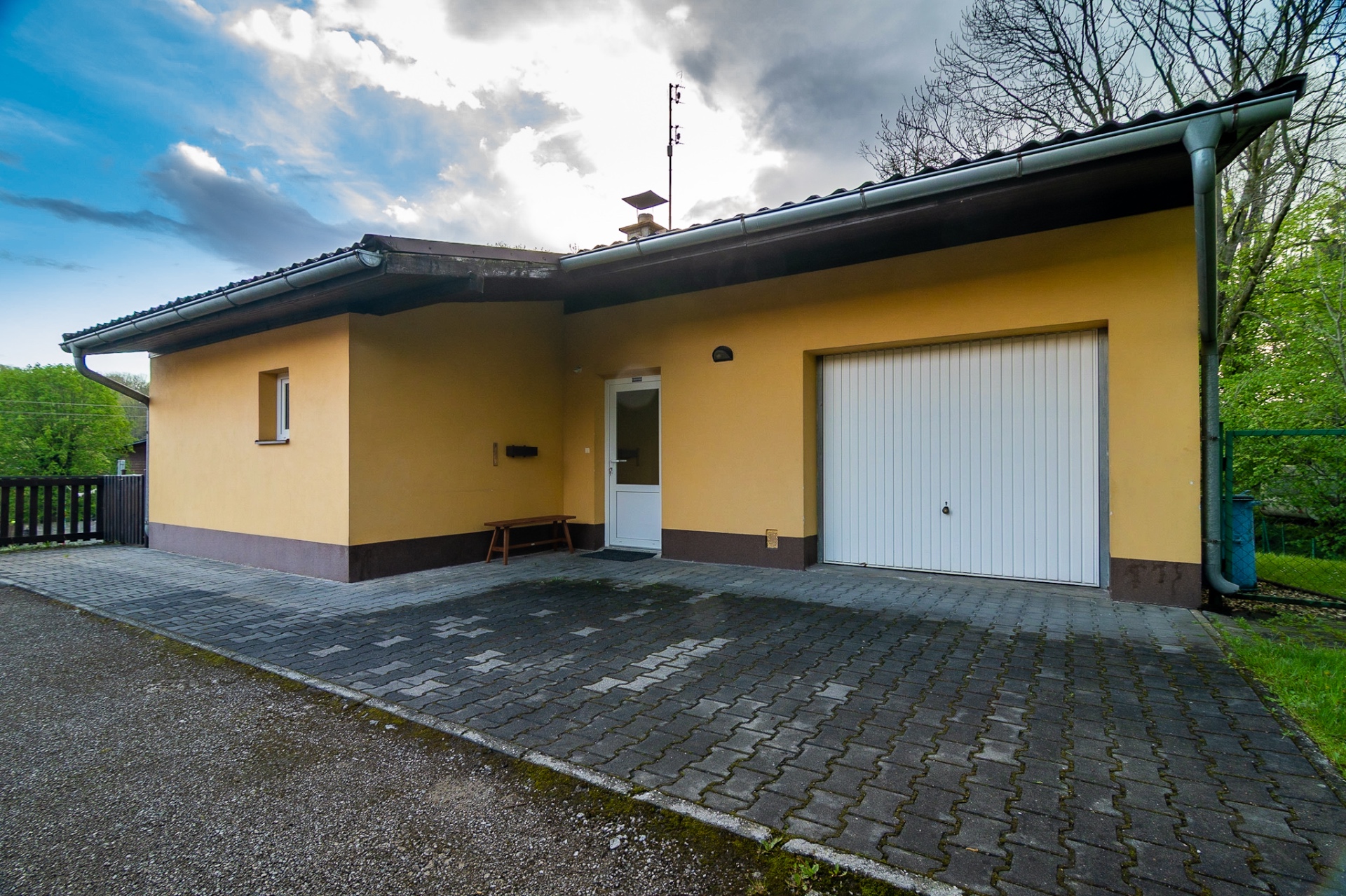 Chalupa s garáží a parkovacím stáním